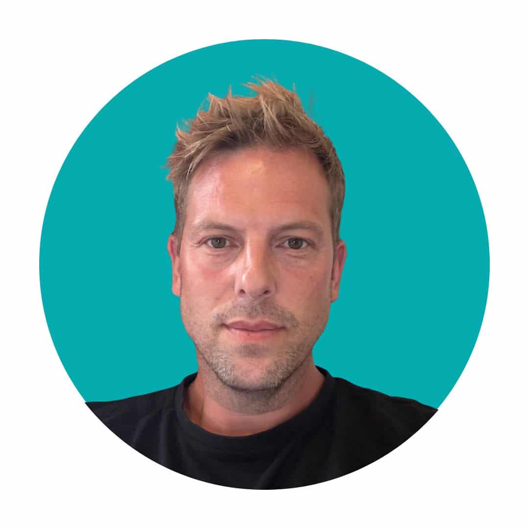 Portrætfoto af Martin Vestergaard Andersen med neutral baggrund.