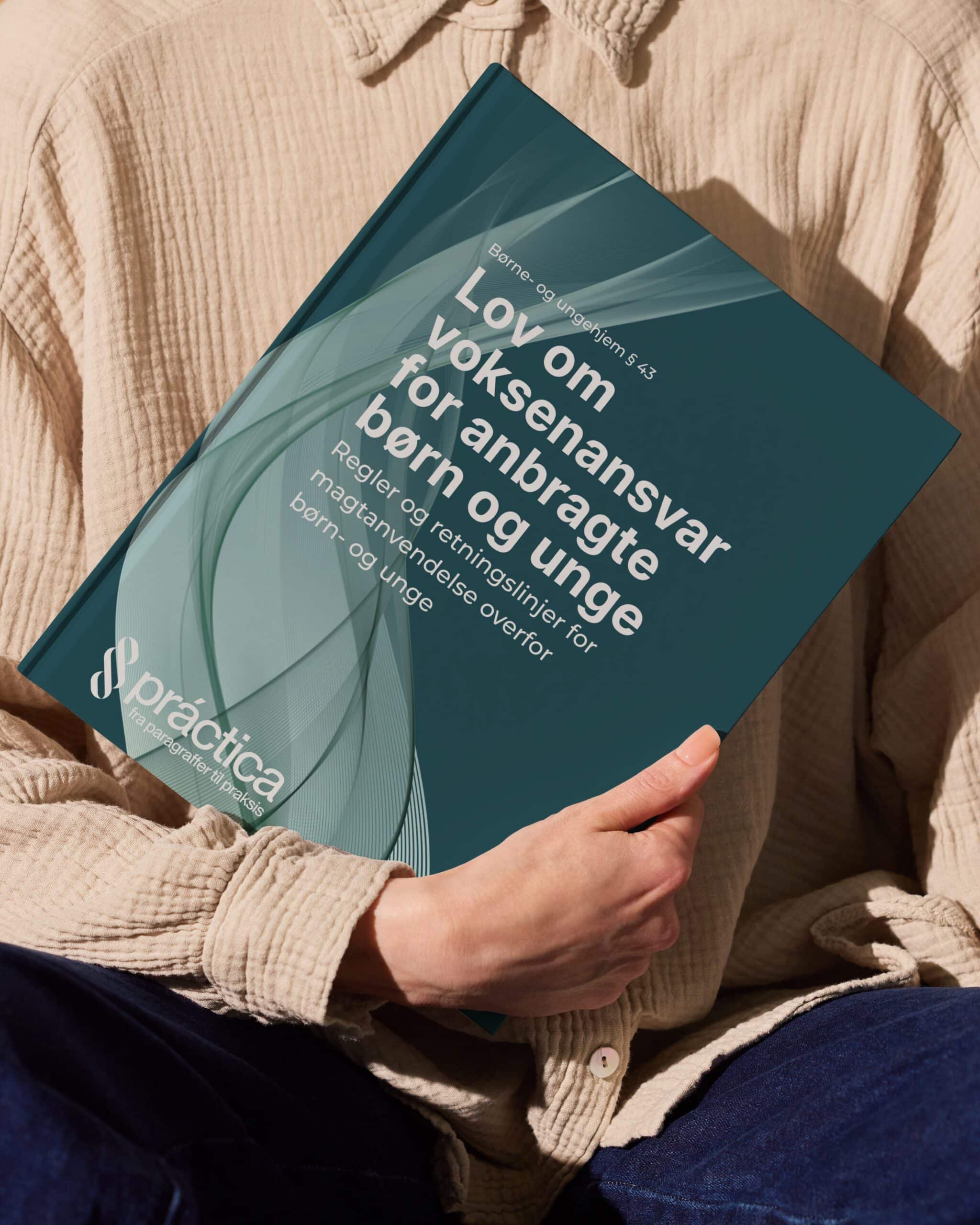 Person sidder med en bog i hænderne: 'Lov om voksenansvar for anbragte børn og unge' fra Practica.