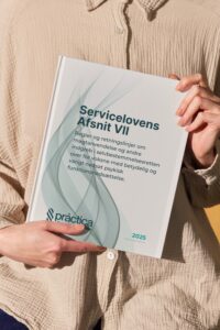 Kvinde holder bogen Servicelovens Afsnit VII med undertitel om magtanvendelse og selvbestemmelsesret.