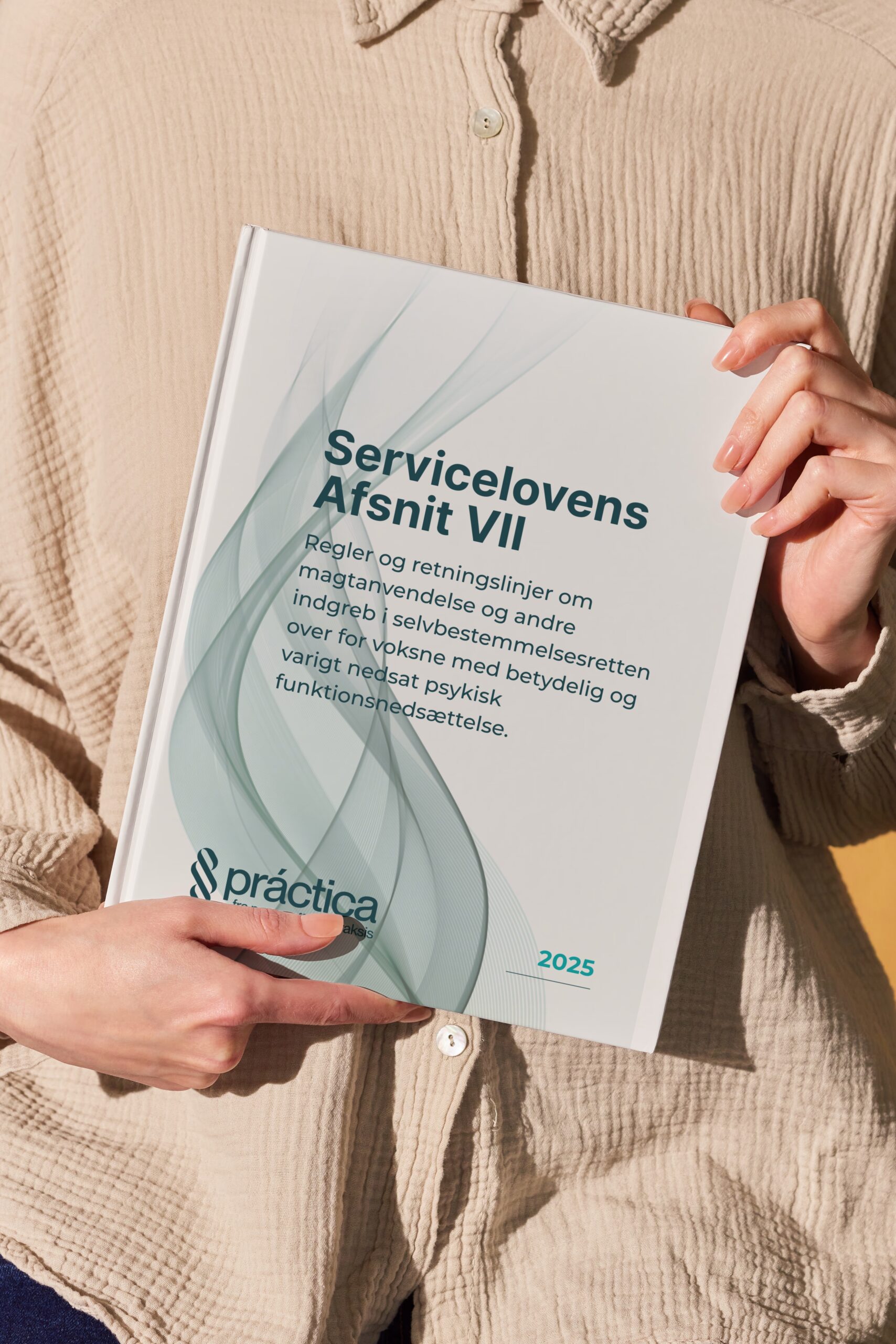 Kvinde holder bogen Servicelovens Afsnit VII med undertitel om magtanvendelse og selvbestemmelsesret.